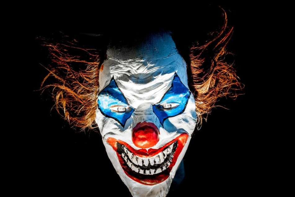 Ein Vater wollte seiner Tochter mit einer Clownsmaske einen Streich spielen. Sein Nachbar fand dies aber nicht lustig. (Symbolbild)