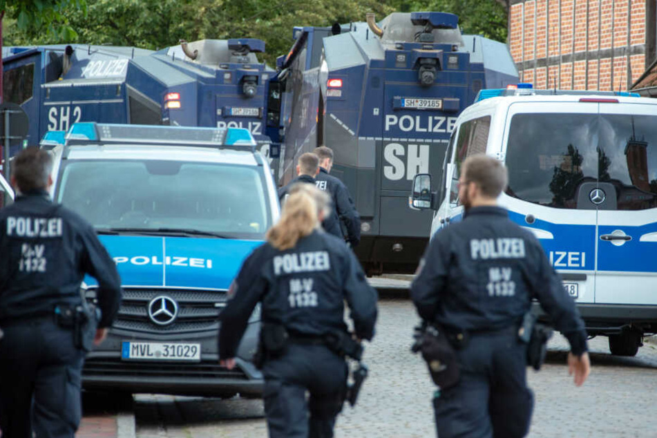 Insgesamt sind zwölf Wasserwerfer der Polizei auch aus anderen Bundesländern im Löscheinsatz.