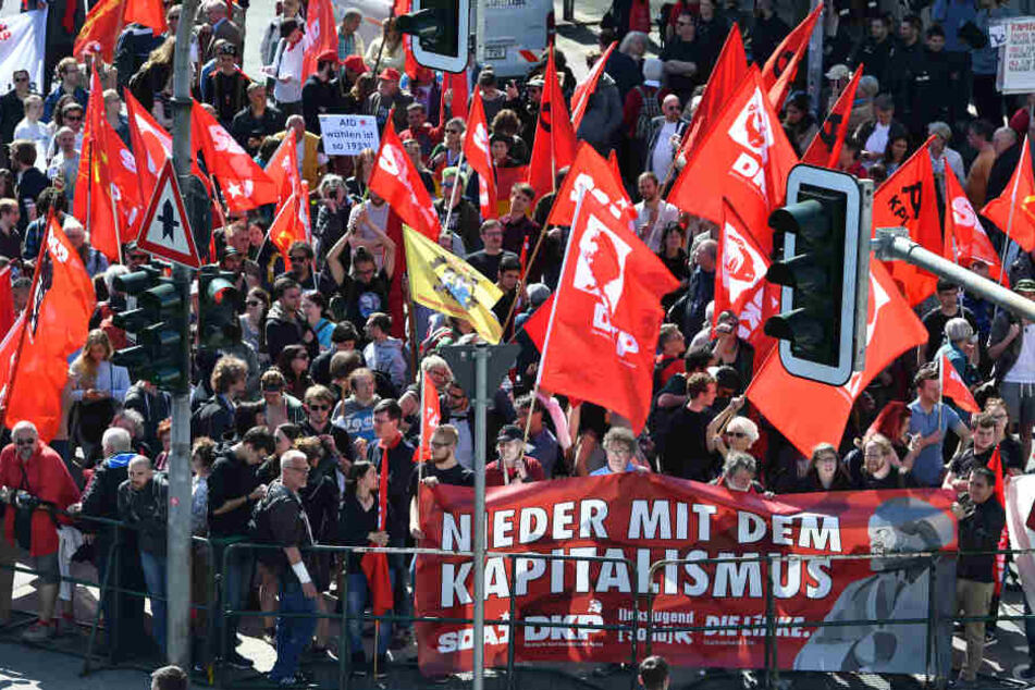 Mitglieder der DKP demonstrieren bei der offiziellen Enthüllung der Karl-Marx Statue.