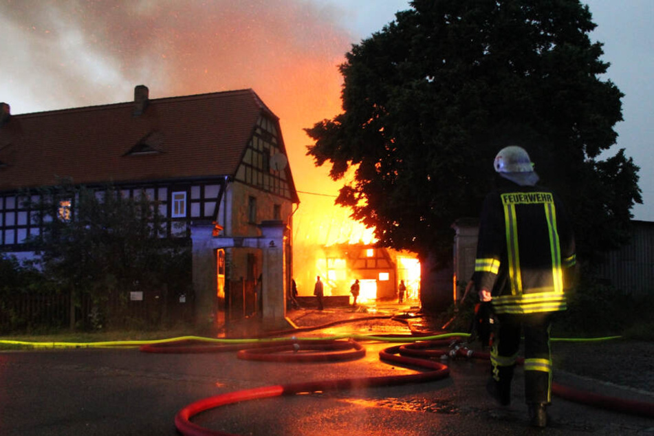 Die Löscharbeiten dauerten noch bis in die frühen Morgenstunden an.