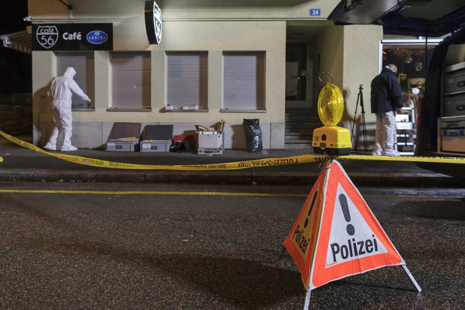 In einer Bar in Basel sind am Donnerstagabend zwei Menschen getötet worden, ein anderer Gast wurde lebensgefährlich verletzt.