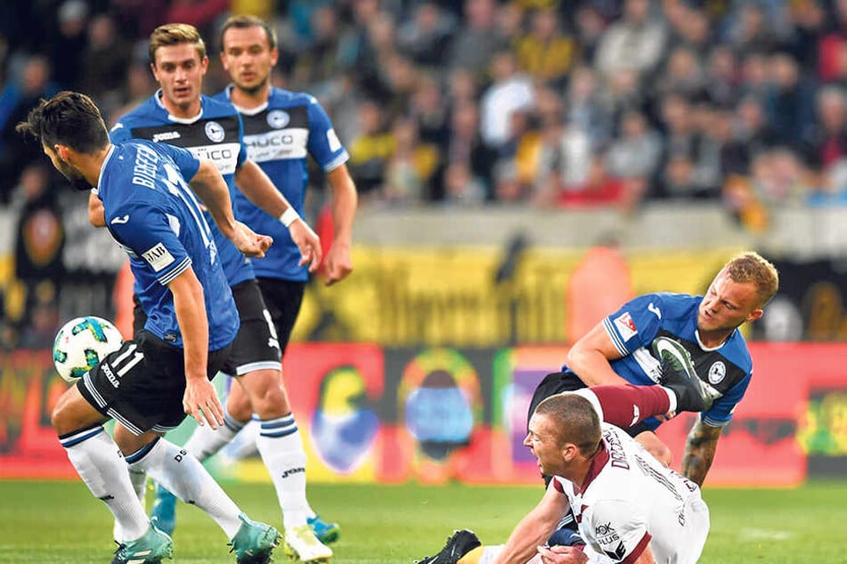 Im Hinspiel ging Haris Duljevic (r., v.) mit Dynamo zu Boden - die Arminen gewannen in Dresden 2:0.