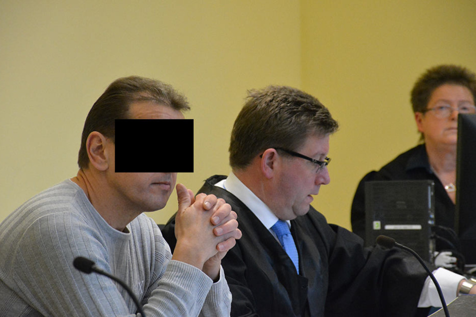 Elektromeister Dirk E. (46) hatte sich an der Börse verspekuliert. Er muss
für zwei Jahre und neun Monate in den Knast.