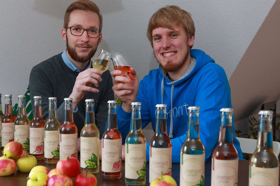 Moritz Kinder (li.) und Janosch Kriesten (re.) wollen ihre Chance, sich mit ihrer Limonade auf dem deutschen Markt beweisen zu können, nutzen.