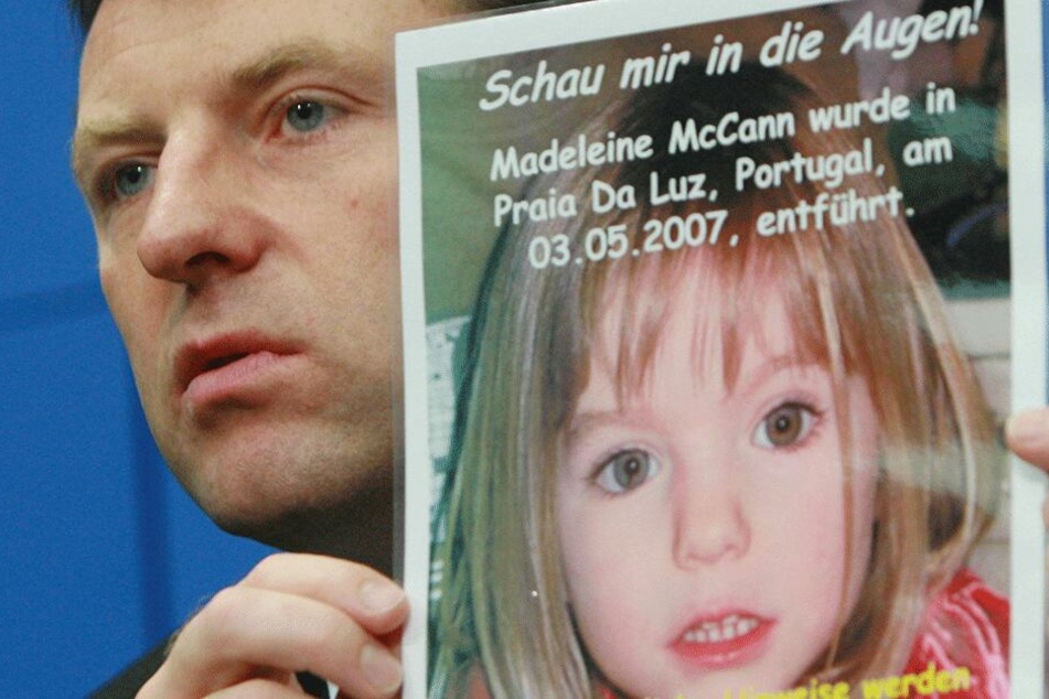 Gerry McCann zeigt am 6. Juni 2007 während einer Pressekonferenz in Berlin ein Foto seiner Tochter.