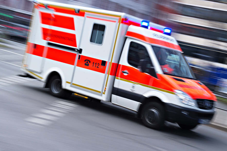 Der Rettungswagen brachte die Schwerverletzte (19) in die Uniklinik Münster. (Symbolbild)