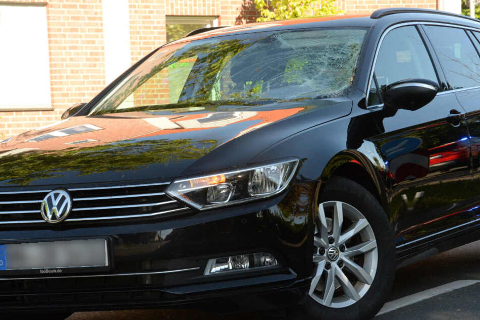Die Windschutzscheibe des VW Passat-Variant wurde bei dem Unfall zerstört.