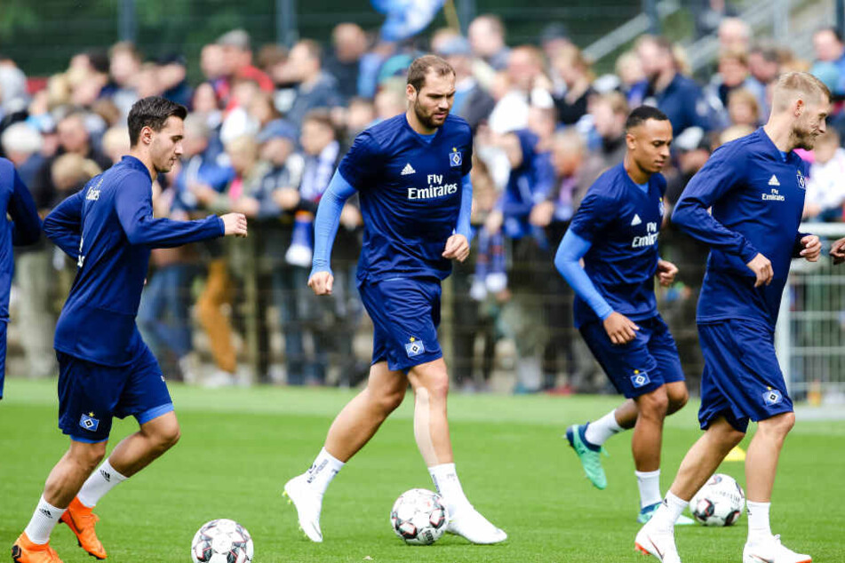Pierre-Michel Lasogga (Mitte) beim Trainingsauftakt am Samstag.