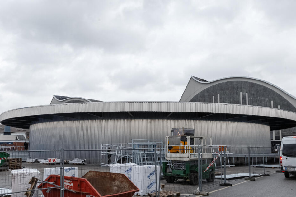 Vor dem Großmarkt wurde ein kreisförmiger Pavillon für die Theaterpausen neu gebaut.