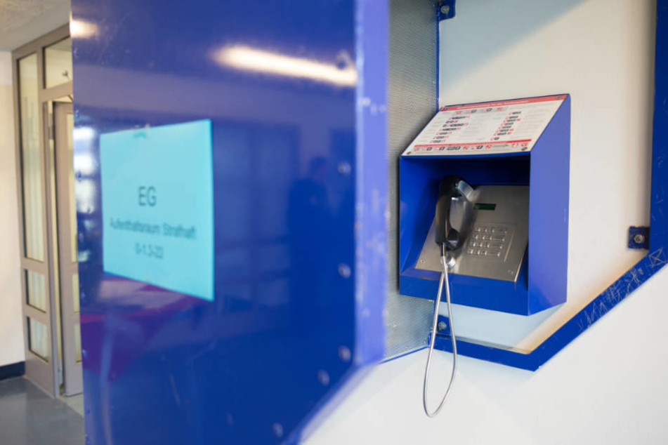 Persönliche Telefonate müssten überwacht werden, da diese zu emotionalen Belastungen und Kurzschlusshandlungen bei den Häftlingen führen könnten.
