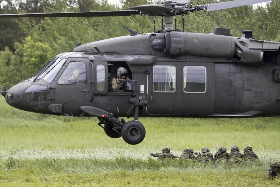 Ein herabstürzendes Fenster aus einem US-Militärhelikopter knallte auf ein Grundschulgelände.