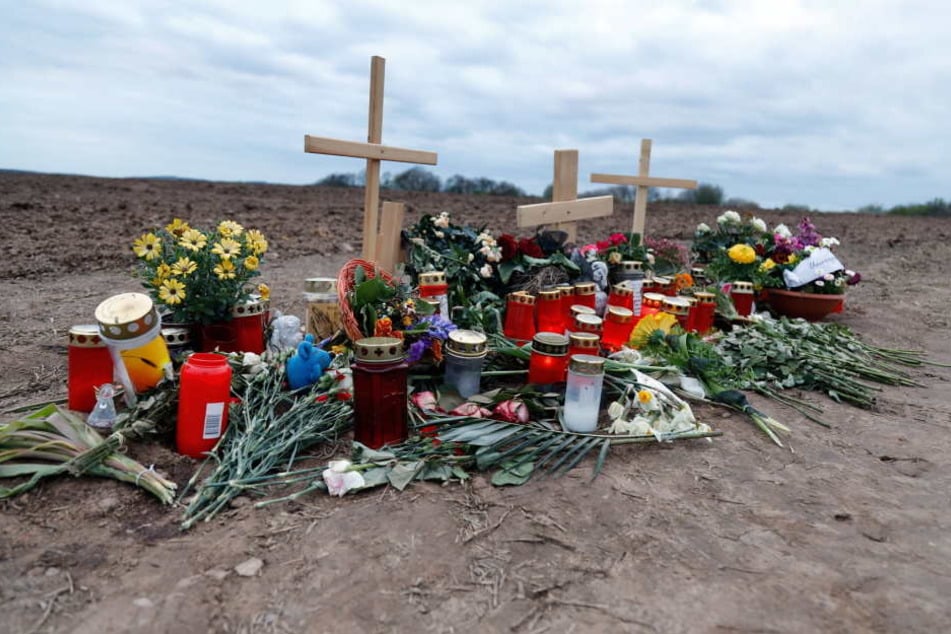Mit Blumen, Kerzen und Kreuzen erinnerten Verwandte und Freunde an den ermordeten Rico S. (28) aus Chemnitz.