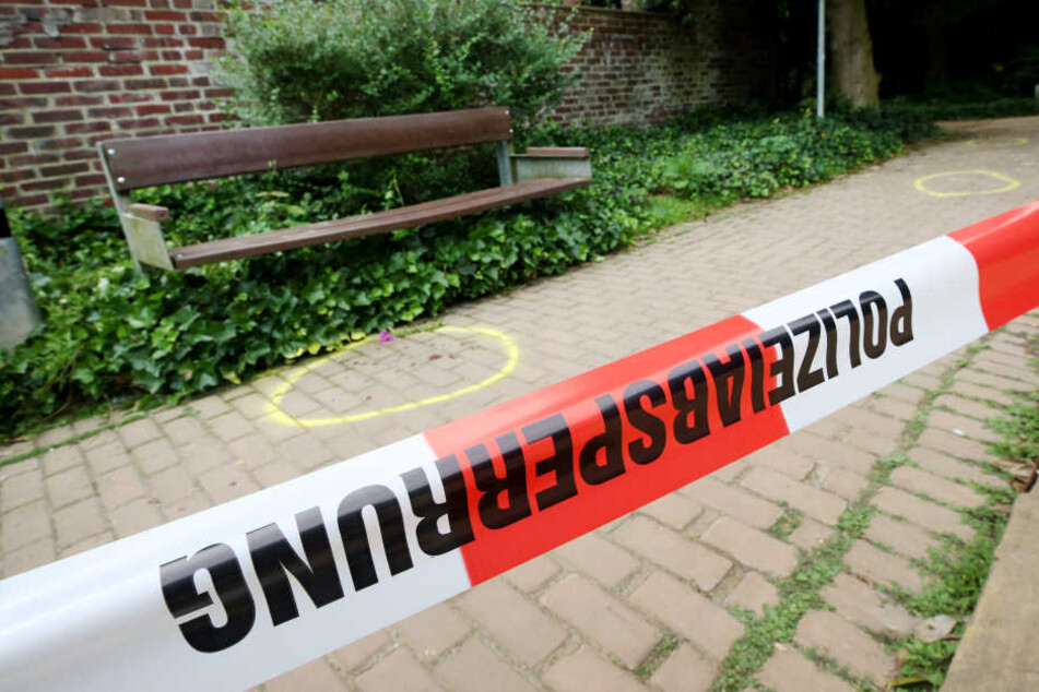 Der Jugendliche (17) soll das Mädchen (15) am Montag (11.06.) auf dieser Parkbank erstochen haben.