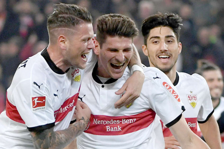 Stuttgarts Mario Gomez (M.), Daniel Ginczek (l.) und Berkay Özcan jubeln nach einem Tor. (Archivbild)