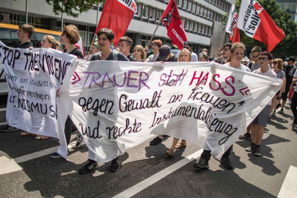 Mit einem Transparent ziehen Demonstranten am Sonntag durch die Innenstadt von Mainz.