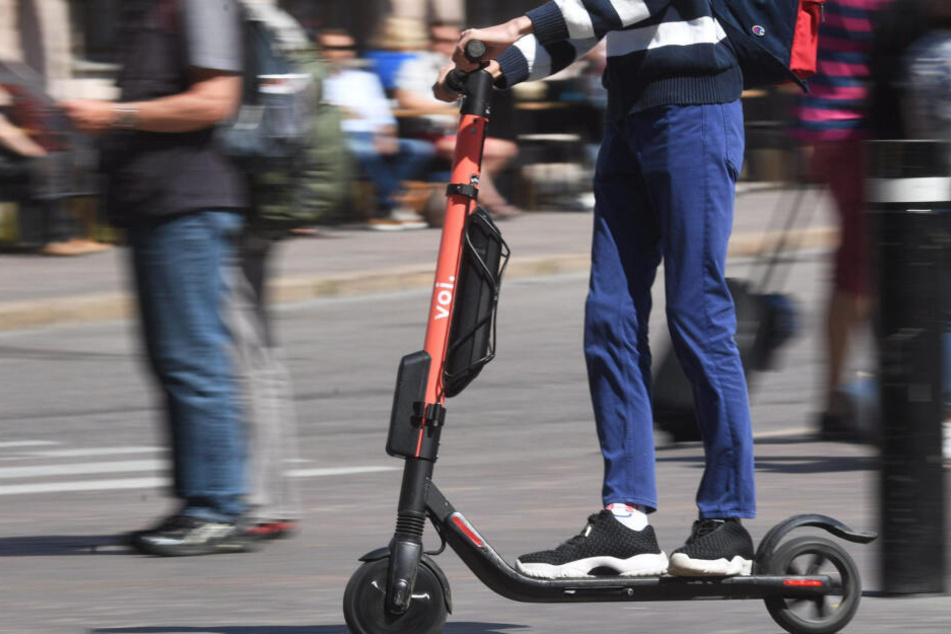 Köln greift durch: Abstellen von E-Scooter in Fußgängerzonen künftig verboten