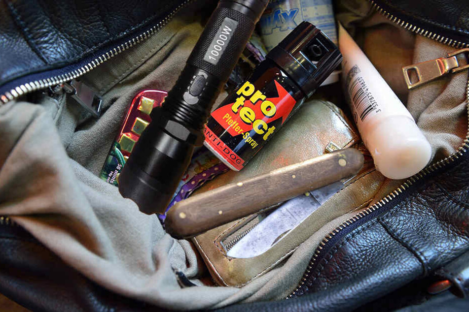 Eine Frau hatte Pfefferspray, Taschenmesser und Elektroschocker dabei.