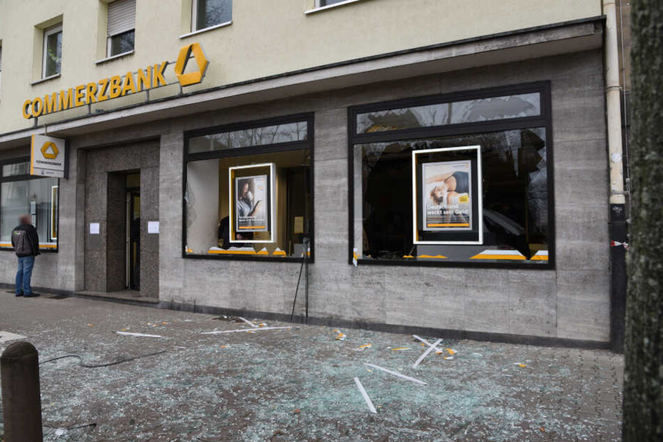Trümmer und Glassplitter: Die Commerzbank-Filiale am Freitagmorgen.