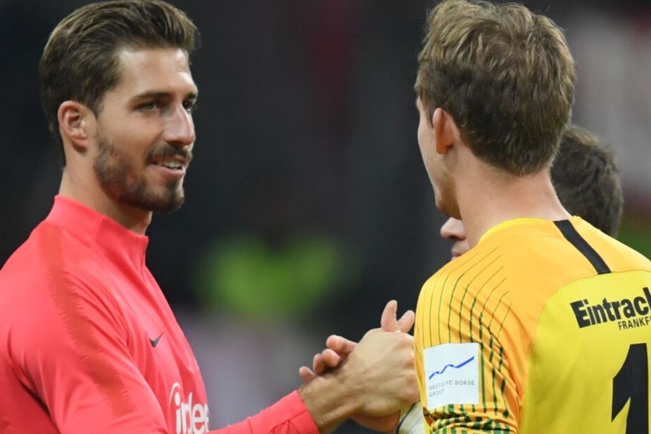 Shakehands zwischen Kollegen: Kevin Trapp (links) und Frederik Rönnow.
