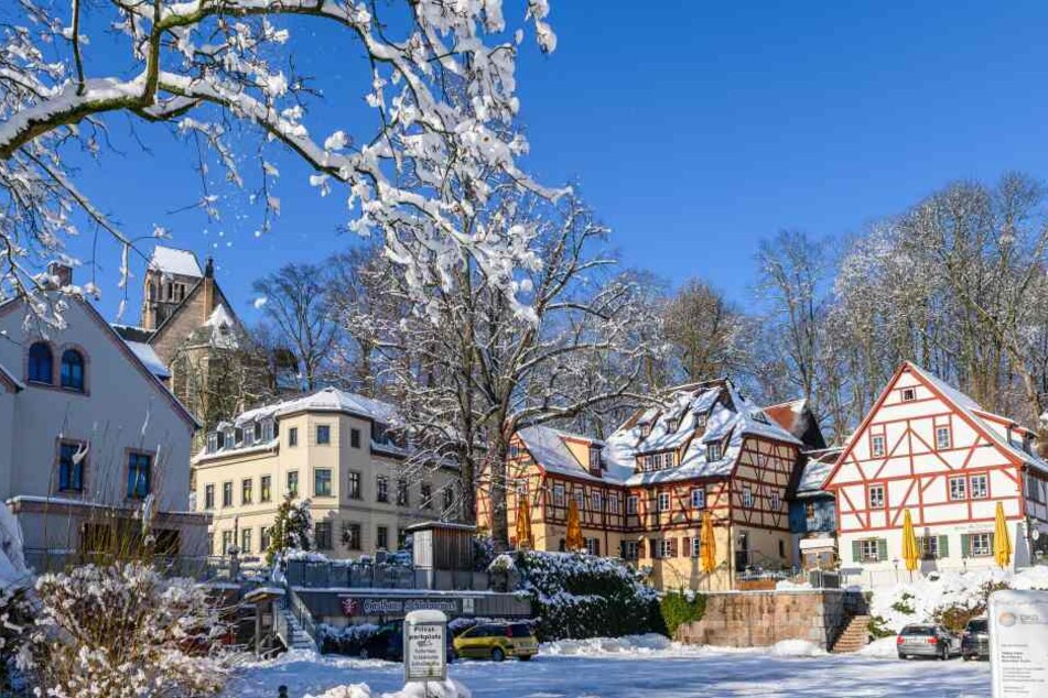 Blauer Himmel, Sonnenschein: Der Schlossberg als Winterwunderland.