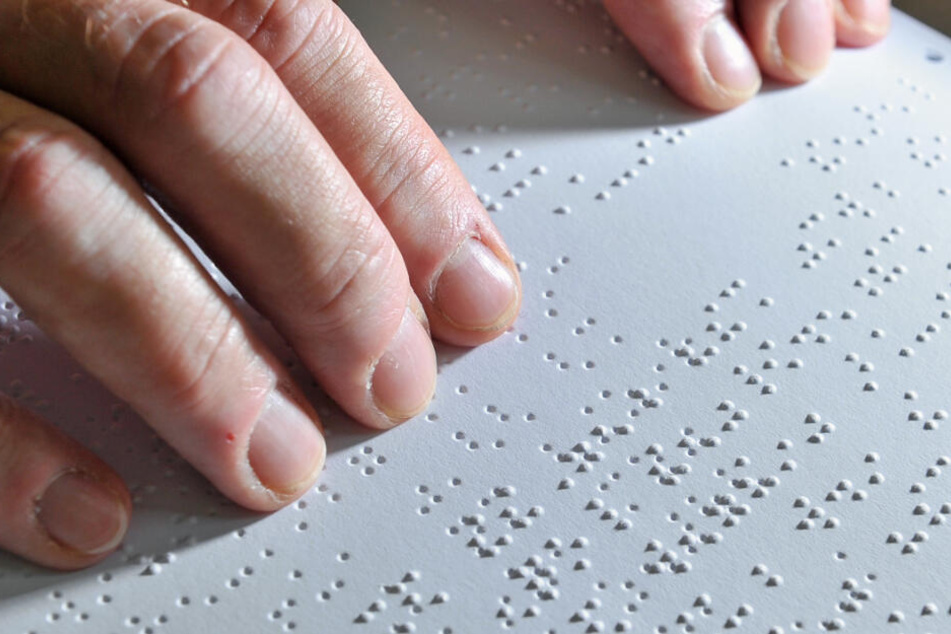 Louis Braille entwickelte die Schrift für Blinde im Jahr 1825.