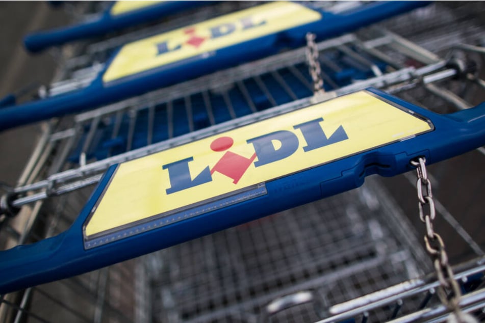 Einkaufswagen des Discounters Lidl.
