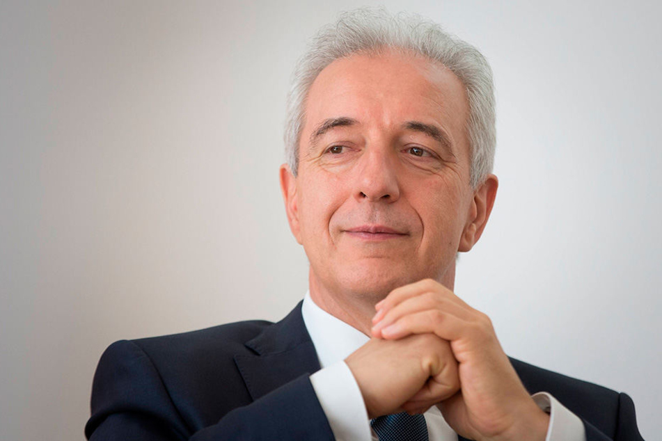 Auch wenn er
gar nicht auf
dem Stimmzettel
stand:
Das schlechte
Abschneiden
der sächsischen
CDU bei
der Bundestagswahl
kostete
Stanislaw
Tillich (58) viel
Ansehen - und
letztlich auch
das Amt.