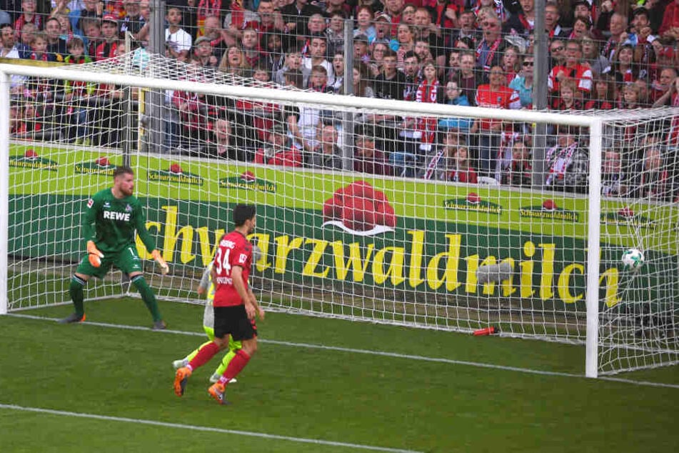 Torwart Timo Horn geht mit in die zweite Liga.