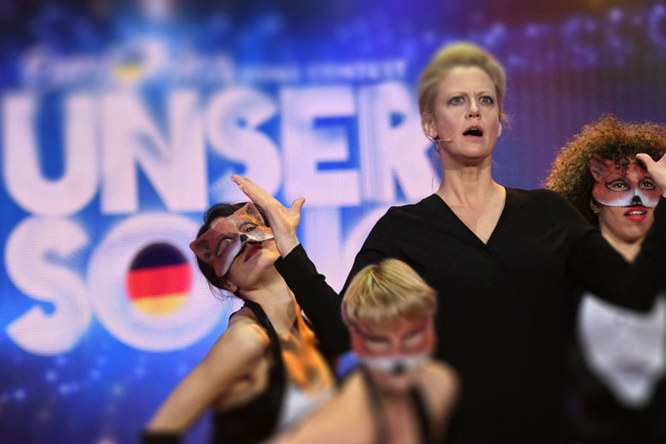 Alter Hut? Moderatorin Barbara Schöneberger (43).