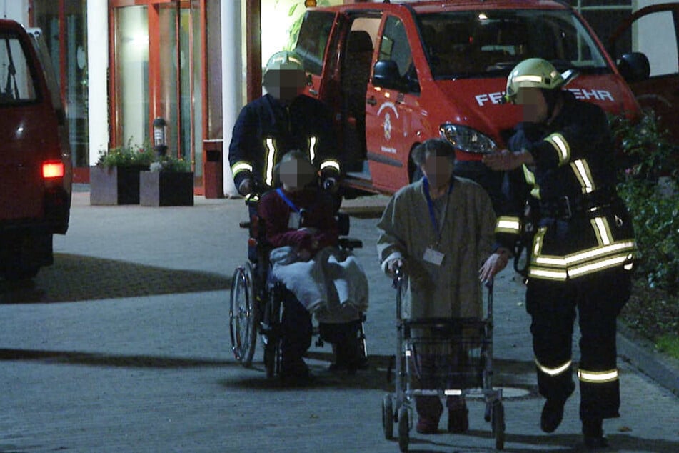 Feuerwehr und Rettungskräfte mussten 74 Bewohner in Sicherheit bringen.