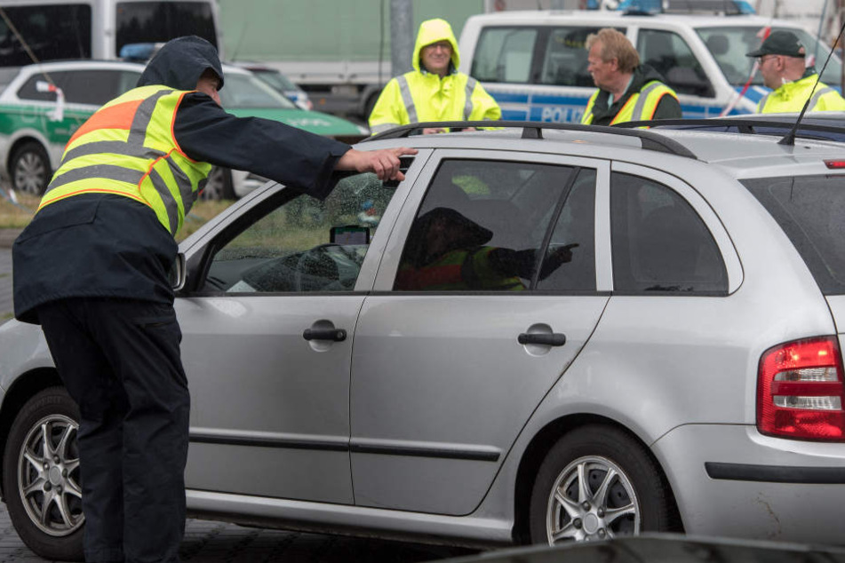 Bei einer Kontrolle auf der A4 erwischten Beamte der Bundespolizei einen Mann mit einem illegalen Elektroschocker. (Symbolbild)