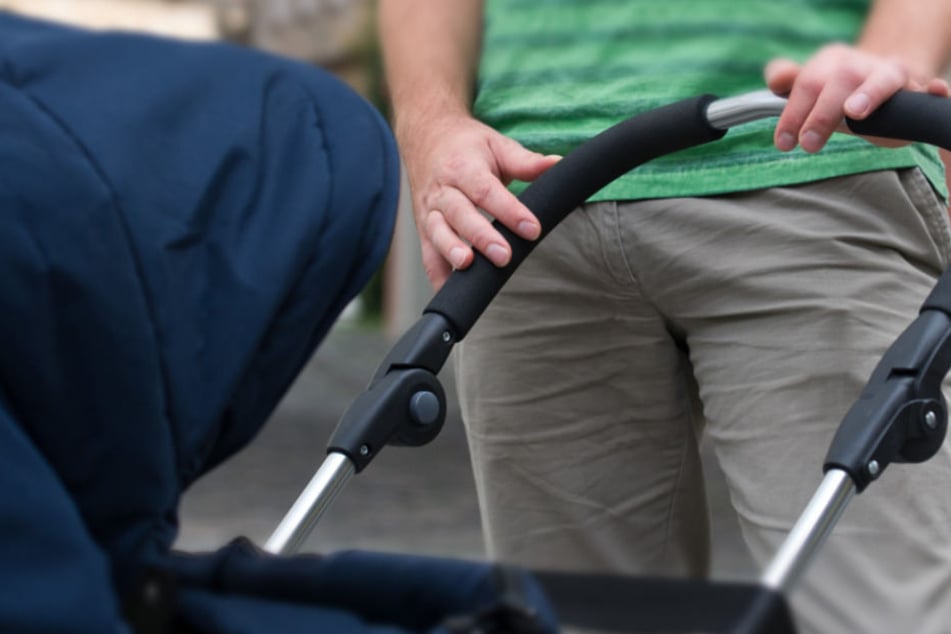 Der Vater konnte den Kinderwagen noch letzter Sekunde in den Straßengraben schieben. (Symbolbild)