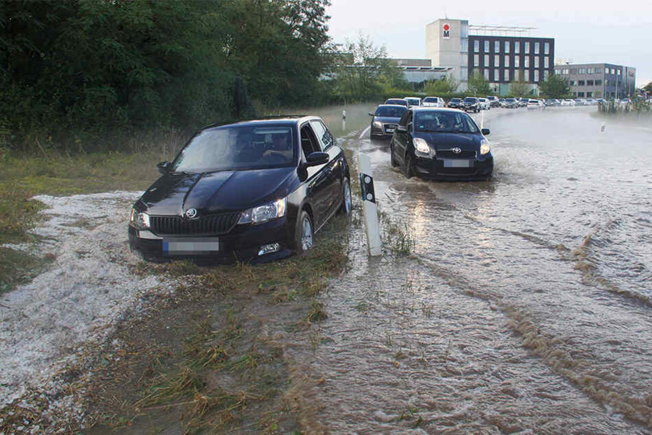 In Bietigheim-Bissingen kamen Autos auf überfluteten Straßen kaum voran.