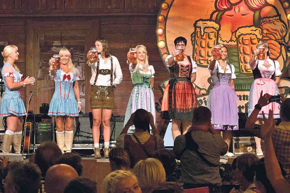 Sechs fesche Damen halten den Maßkrug am ausgestreckten Arm, links im Bild:
Carmen Schlese.