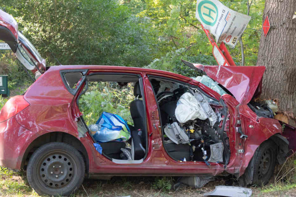 Das Fahrzeug krachte frontal gegen einen Baum.