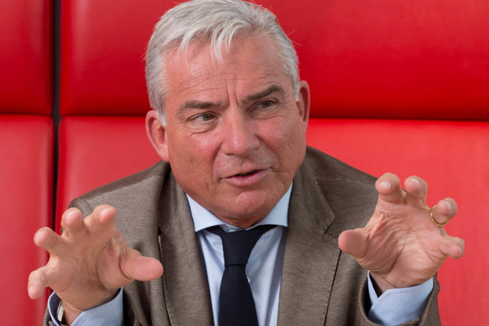 Thomas Strobl fordert: "Kein Bargeld, nur Sachleistungen in Form von Essen, Trinken, Toilettenartikeln, Kleidung."