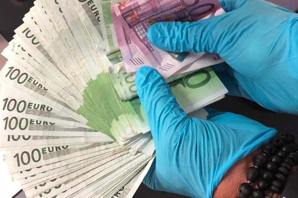 Das Foto der Bundespolizei zeigt die 12.000 Euro in bar.