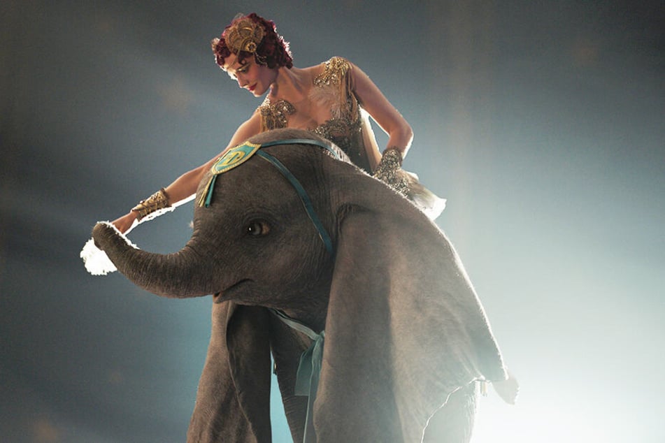 Zu Colette Marchant (oben, Eva Green) fasst Dumbo bald Vertrauen.