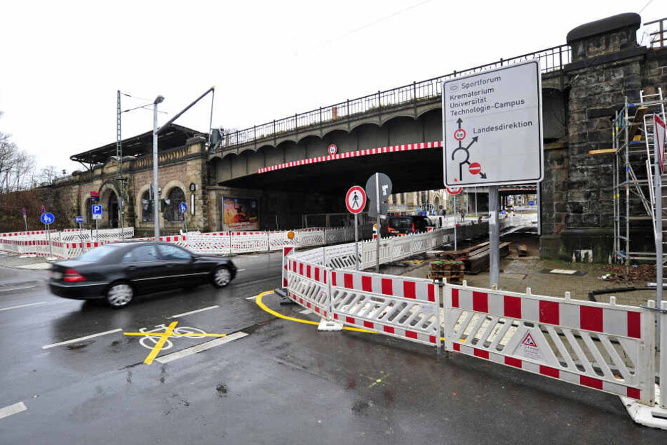 An der Reichenhainer Straße wurde wegen der Bauarbeiten am Chemnitzer Bahnbogen ein provisorischer Fußweg angelegt.