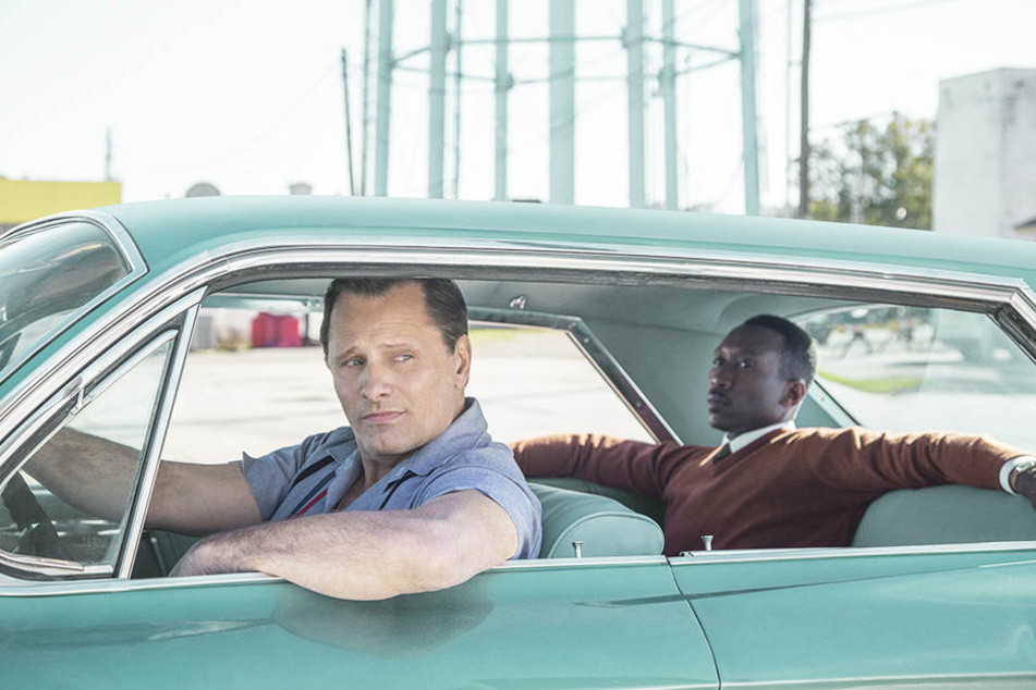 Tony Lip (l., Viggo Mortensen) nimmt den Job beim Ausnahme-Pianisten Don Shirley (r., Mahershala Ali) an.