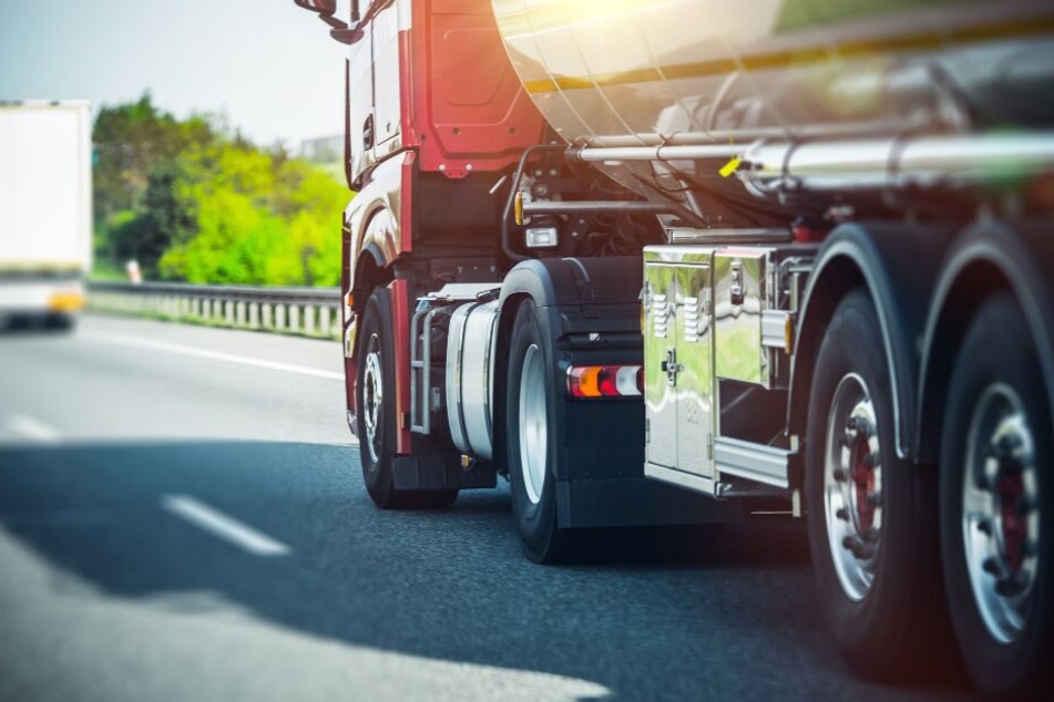 Auch die Warntafel für das Gefahrgut hatte der betrunkene Lkw-Fahrer nicht angebracht. (Symbolbild)