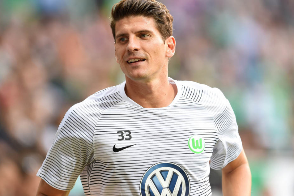Wolfsburgs Mario Gomez ist kurz vor Spielbeginn auf dem Weg in die Kabine. (Archivbild)