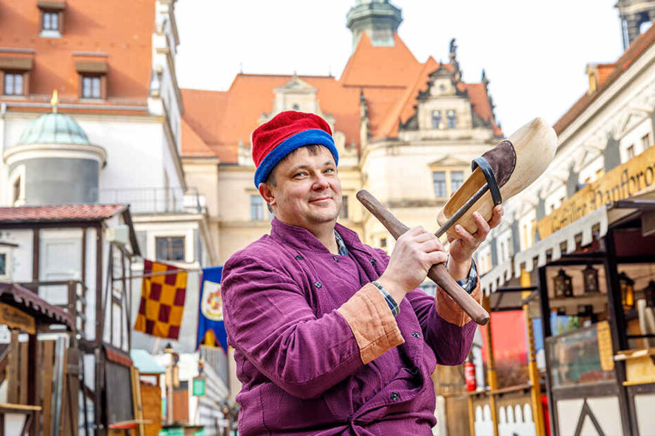 Zum ersten Mal mit einer Hütte auf dem Mittelalter-Weihnachtsmarkt im Stallhof vertreten: Tischler Frank Bareinz (43) aus Brandenburg.