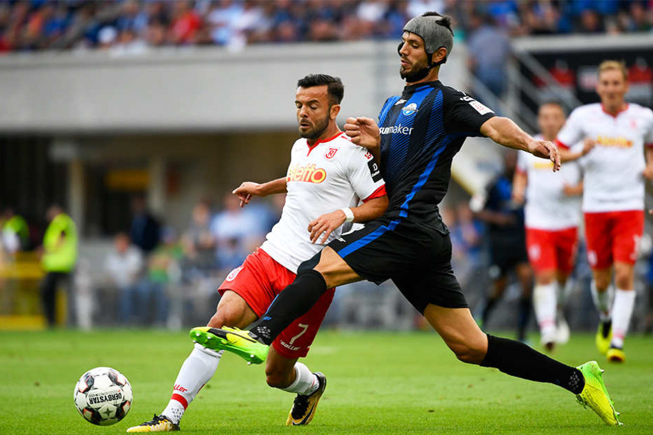 David gegen Goliath: Klaus Gjasula (r.), hier im Duell mit Regensburgs Albion Vrenezi (l.), köpfte seinen SC Paderborn zum Sieg.