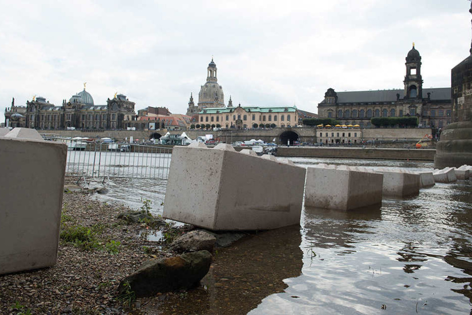 Mit schweren Steinblöcken ist der Feierbereich gegen Anschläge wie in Nizza
gesichert.