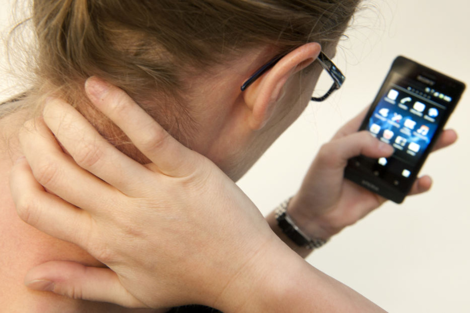 Vorne aufhören, wenn’s hinten weh tut: Exzessiver
Smartphonegebrauch macht auch Kopf
und Nacken krank.