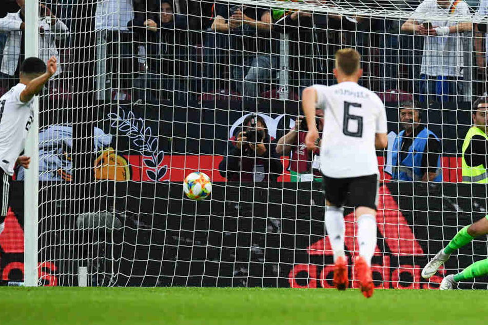 Ilkay Gündogan (l.) erzielt das 4:0 für Deutschland vom Elfmeterpunkt.
