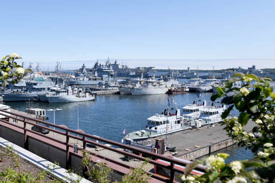 Unzählige Nato-Schiffe liegen im Marinehafen von Kiel.