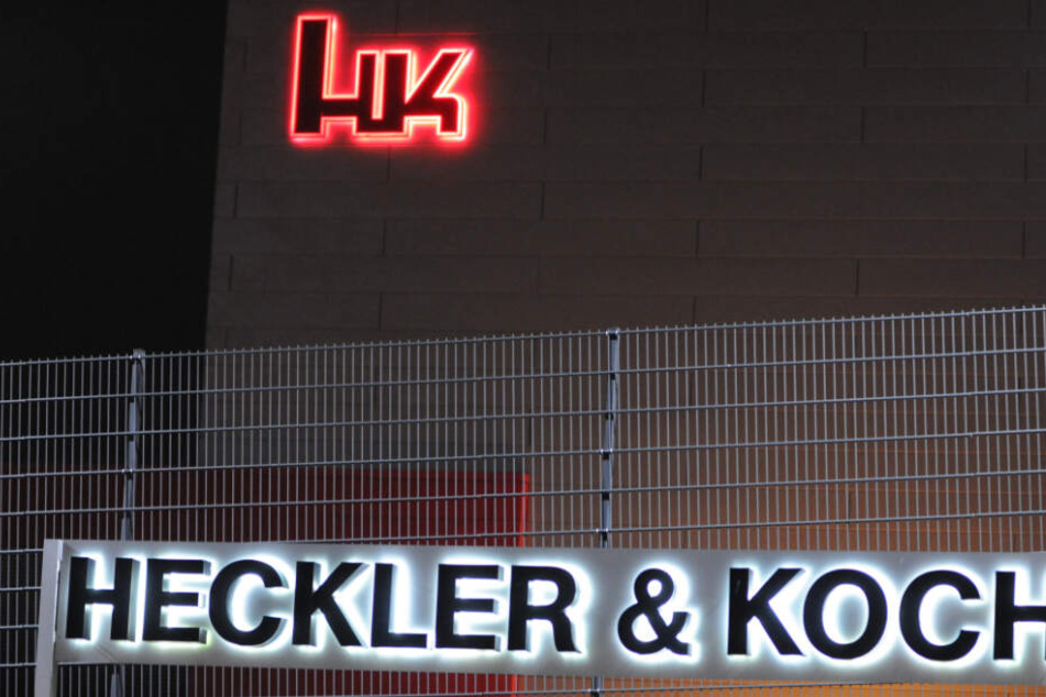 Das Logo des Waffenherstellers vor dem Gebäude.