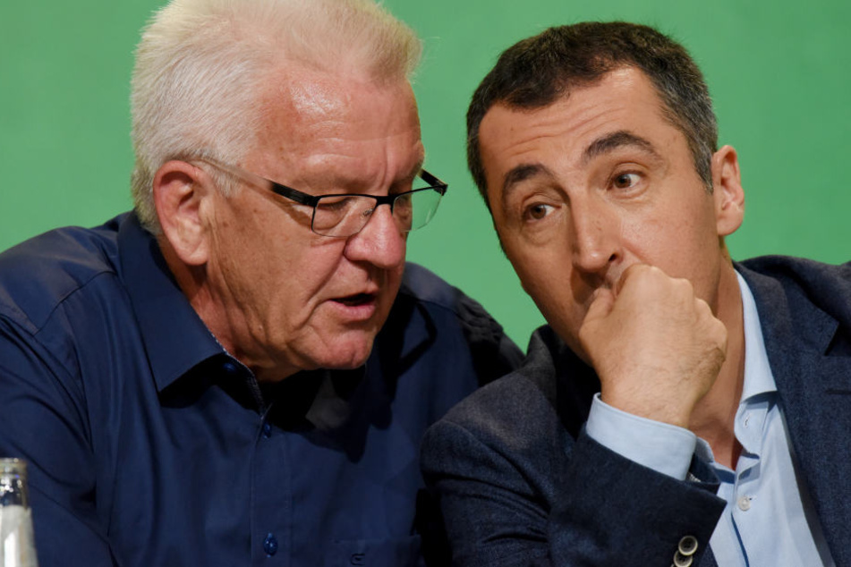 Winfried Kretschmann (links) sieht Cem Özdemir (rechts) "prädestiniert für eine Hauptrolle". (Archivbild)